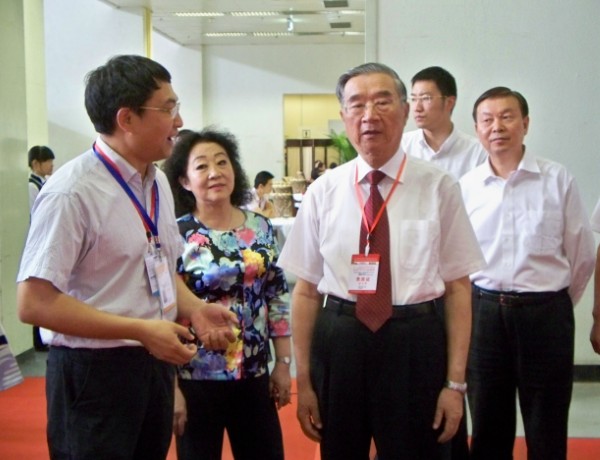 北洋集團副總經(jīng)理高明向胡啟立主席、張琪司長介紹北洋產(chǎn)品