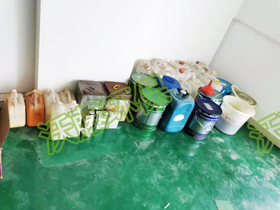 危廢打包分揀現(xiàn)場(chǎng)圖1